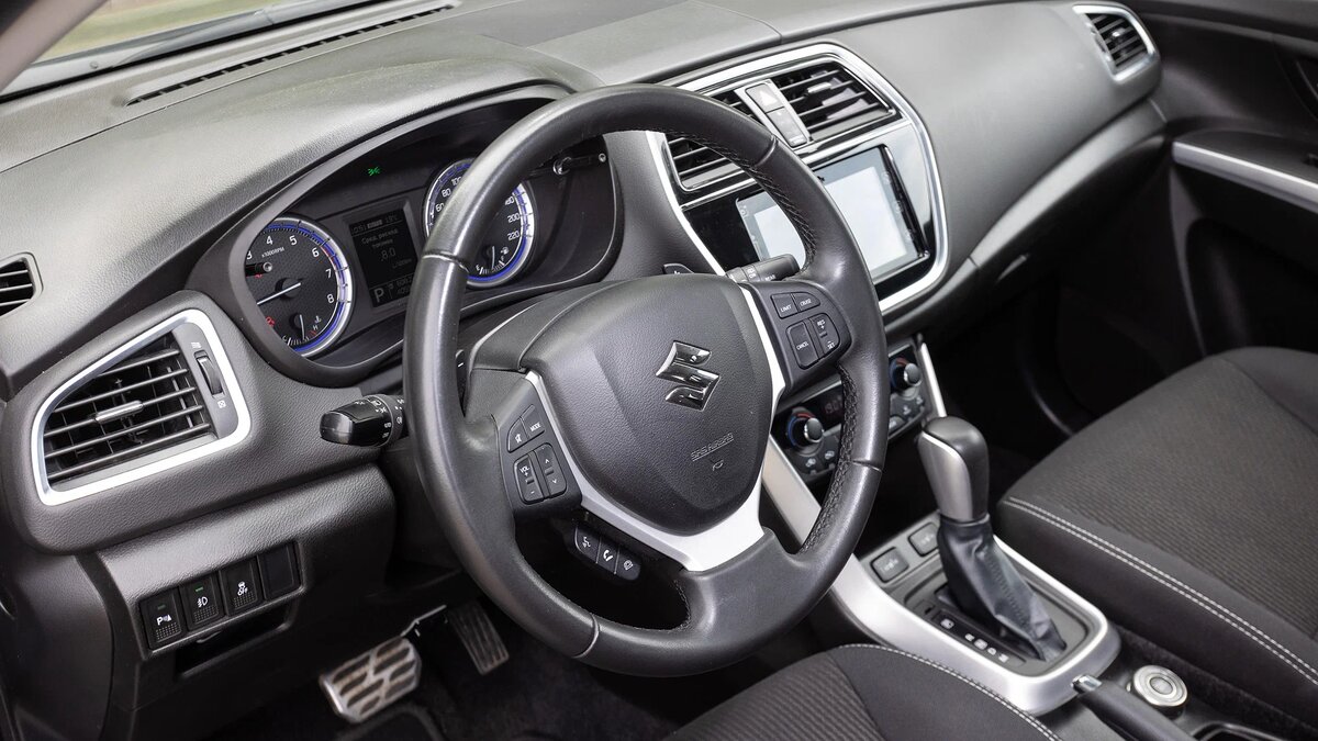 Руль с лепестками коробки передач приятно лежит в руках, но не обогревается ни в одной из комплектаций