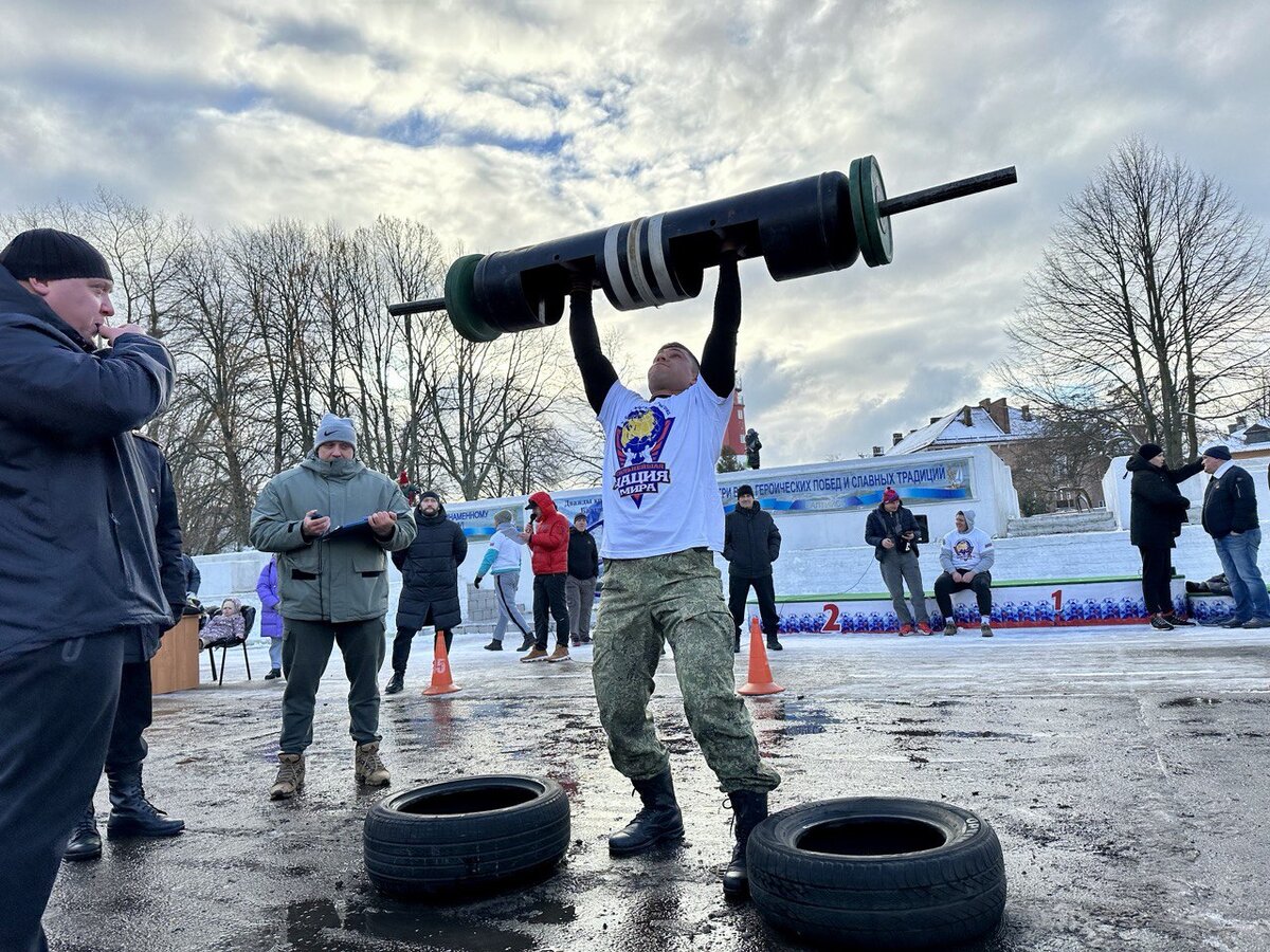 Мужчины соревновались в силовых дисциплинах.  Фото: Фото: ФедералПресс / Алена Людвиг