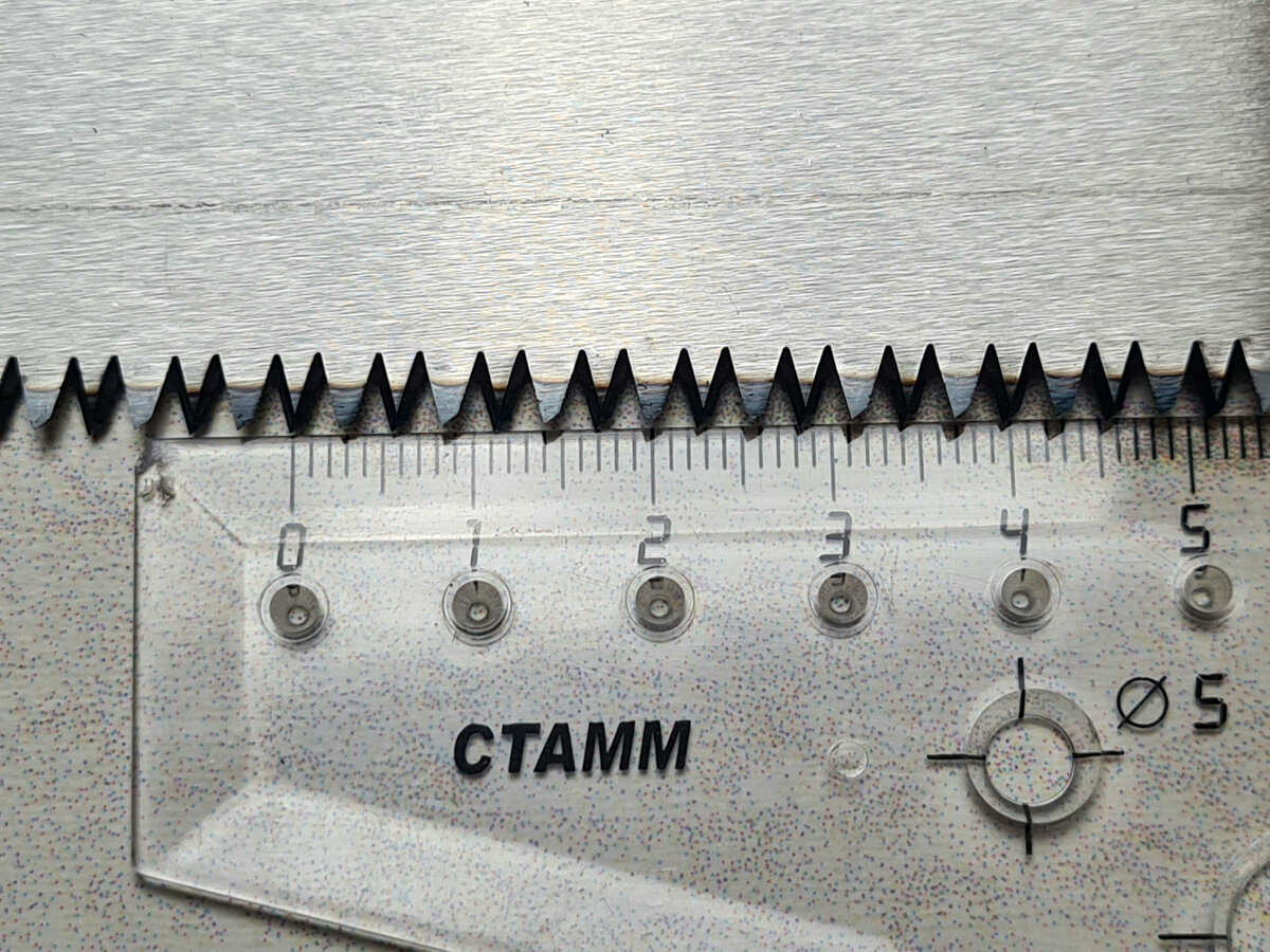 Ножовка по дереву давно стала обязательным инструментом в домашнем хозяйстве. А если есть свой сад и огород или столярная мастерская, то без ножовки не обойтись.-5