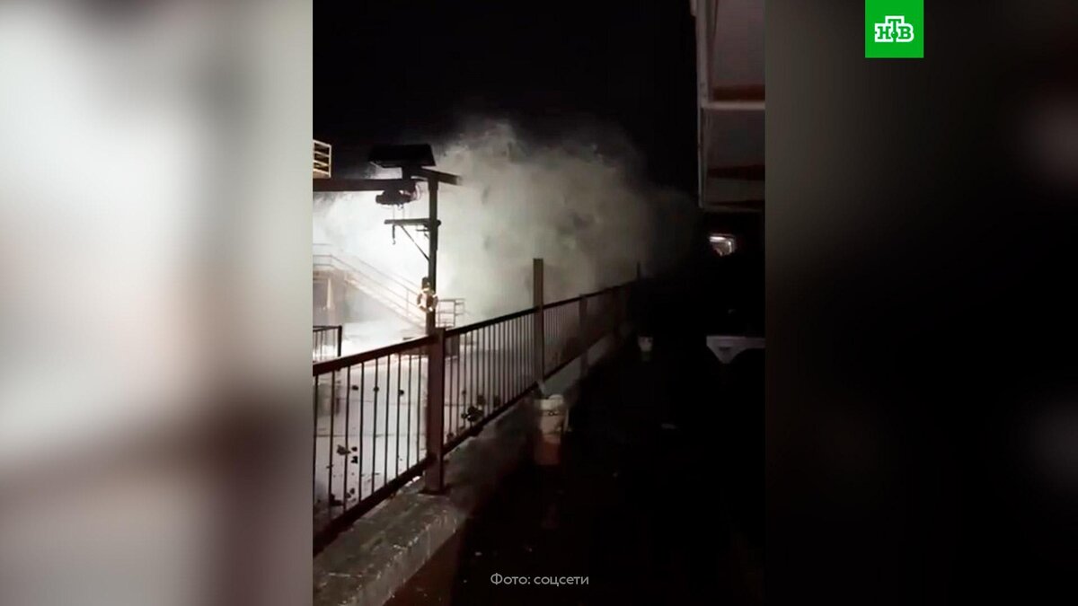    Почти полмиллиона жителей Крыма остались без света    из-за    шторма