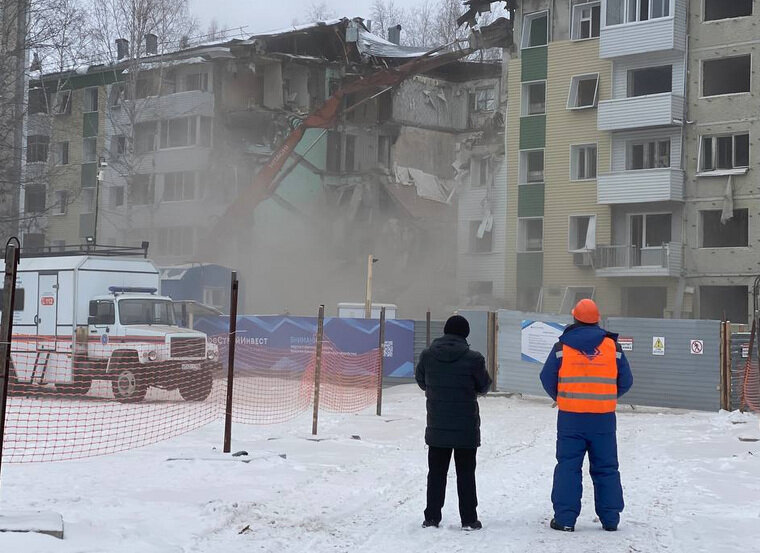    В Нижневартовске на улице Мира идут работы по сносу дома, год назад разрушенного взрывом газа