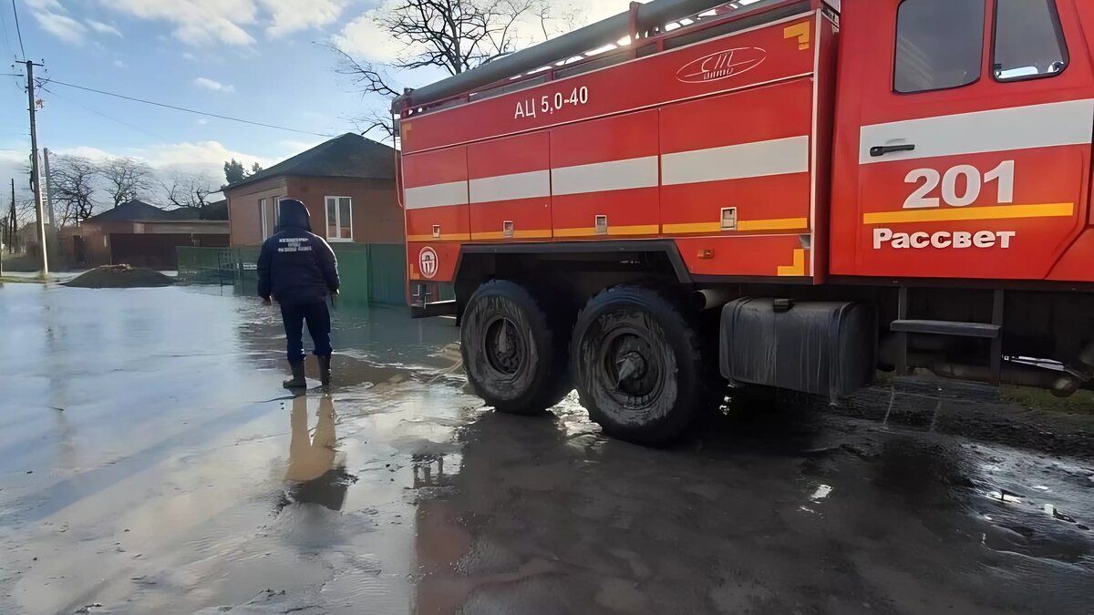     В Ростовской области из-за неблагоприятной погоды оказались подтопленными несколько территорий, сообщили в правительстве региона.