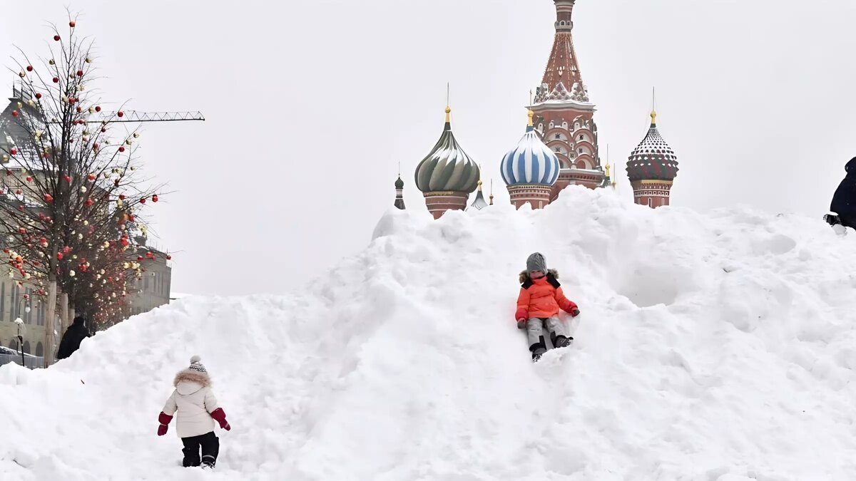     Помимо сильнейшего шторма в Крыму и затопления на Кубани досталось и Москве, которая практически встала в пробках из-за небывалого снегопада и снежных заносов.