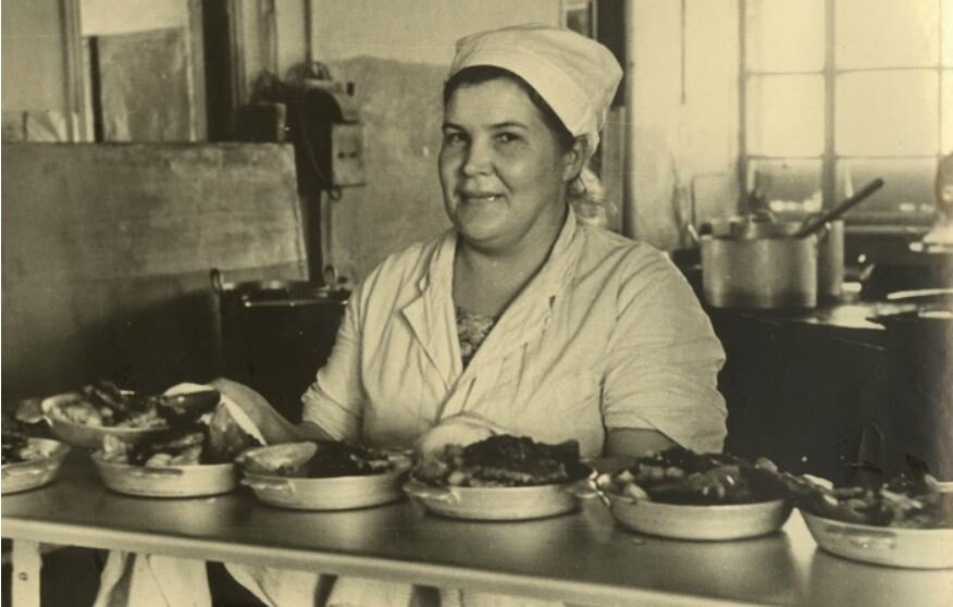 Хлеще домохозяек в СССР хитрили только повара столовых. Они умудрялись экономить на продуктах так, что об этом никто даже не догадывался: блюда всё равно оставались вкусными и сытными.