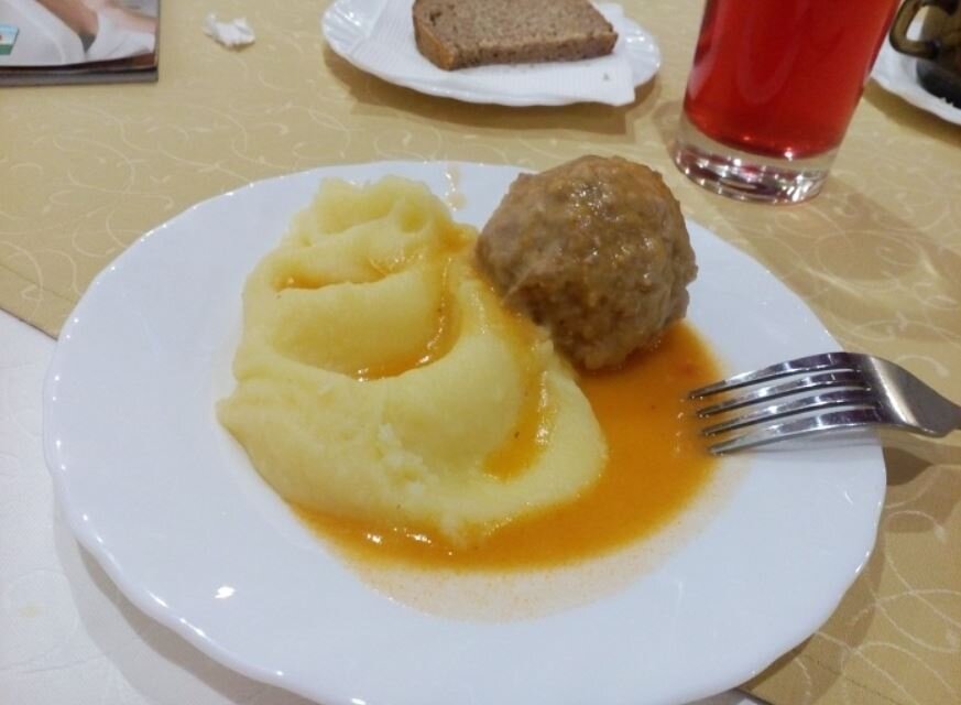 Пюре обычно подавали с котлетой и подливой. / Фото: kartinkin.net 
