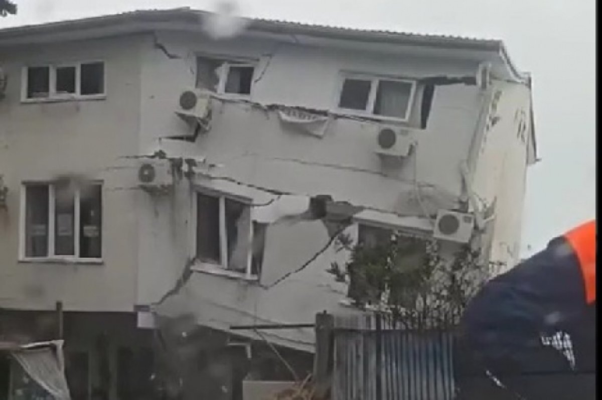    В Сочи рухнул трехэтажный дом на береговой линии