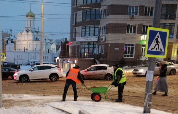    Ивановские коммунальщики усиливают борьбу с гололедом на тротуарах