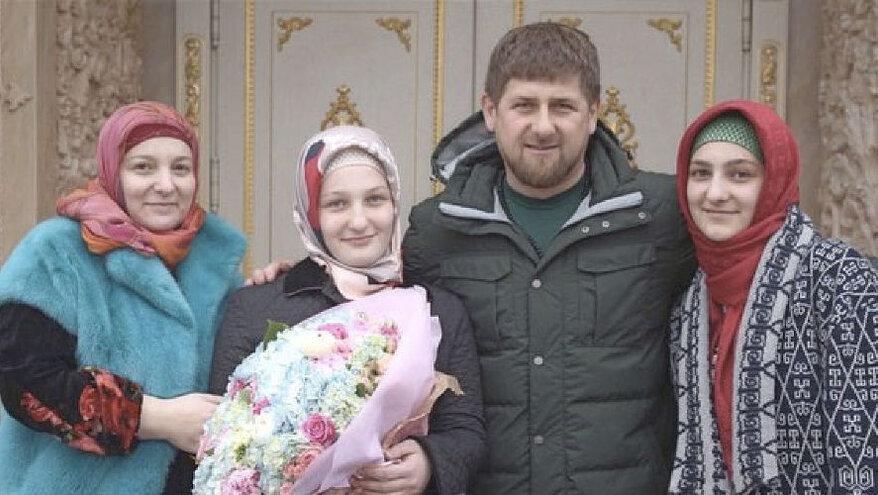 Дочь рамазана. Дочь Рамзана Кадырова Хадижат. Хадишат Кадырова дочь Рамзана Кадырова. Дочь Кадырова Хадижат. Семья Рамзана Кадырова 2023