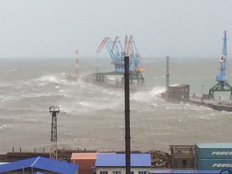 Шторм в корсаковском порту