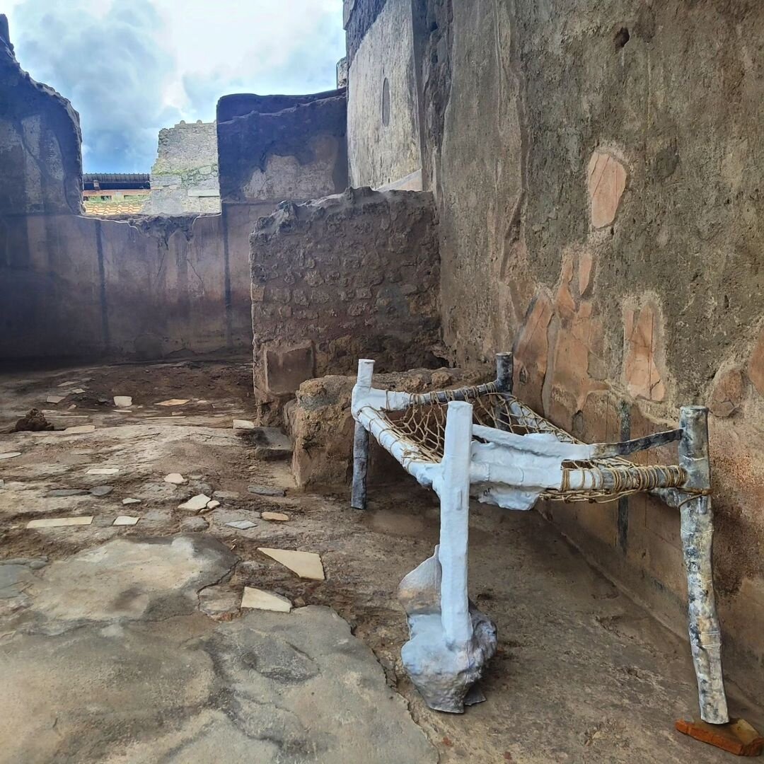 На этой койке отдыхали рабы в Помпеях. Извержение Везувия прервало отдых.