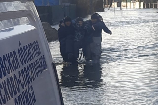    Спасатели помогают жителям Ростовской области во время потопа.