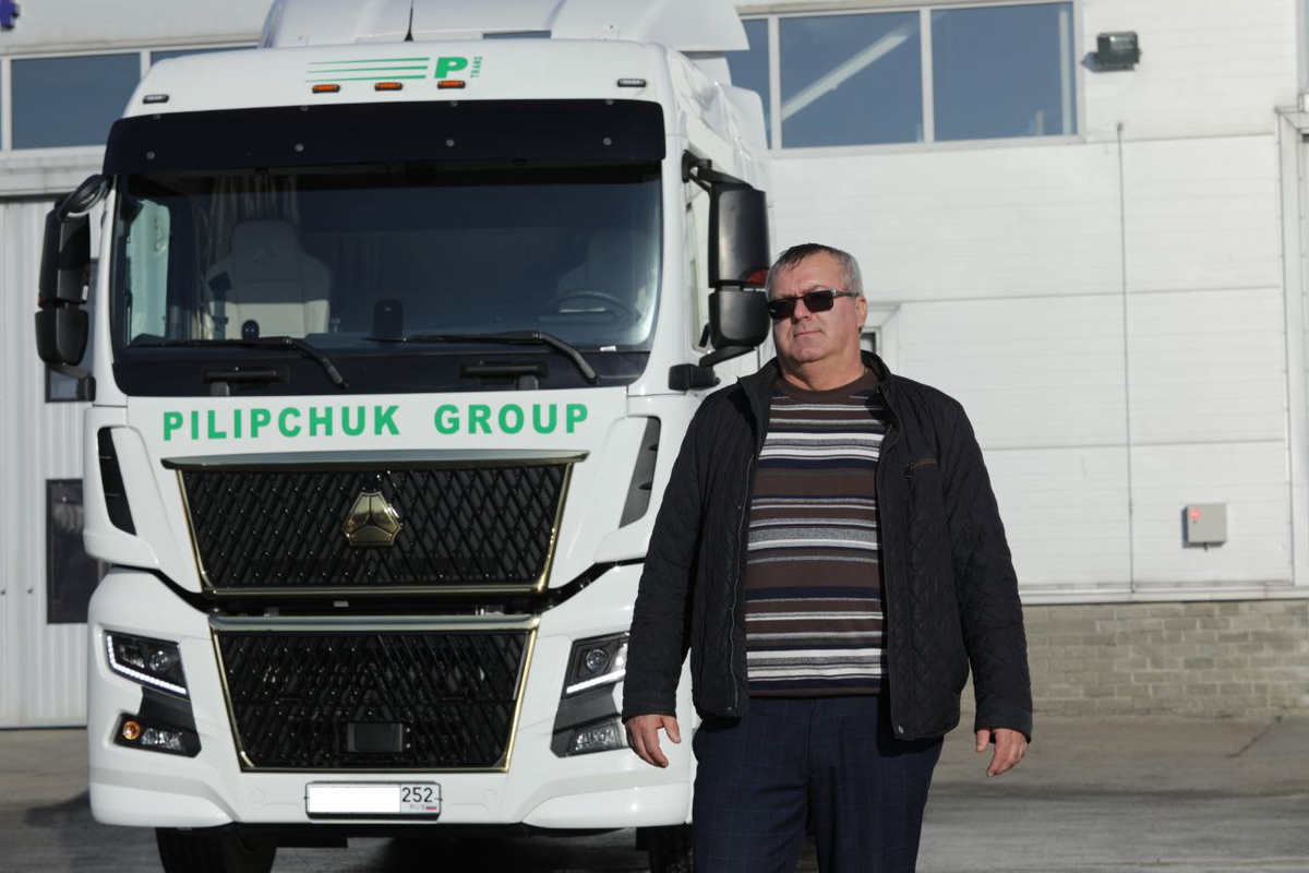 Александр Поздняков в прошлом году отметил 30-летний юбилей в профессии дальнобойщика.