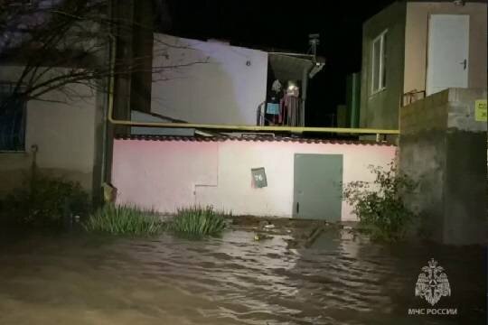    Во время шторма в Крыму погиб человек, в регионе введен режим ЧС