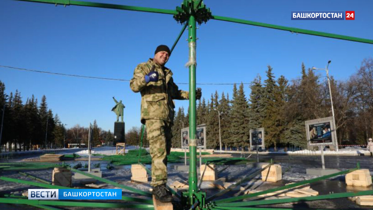    В Уфе на площади имени Ленина начали устанавливать пиксельную елку