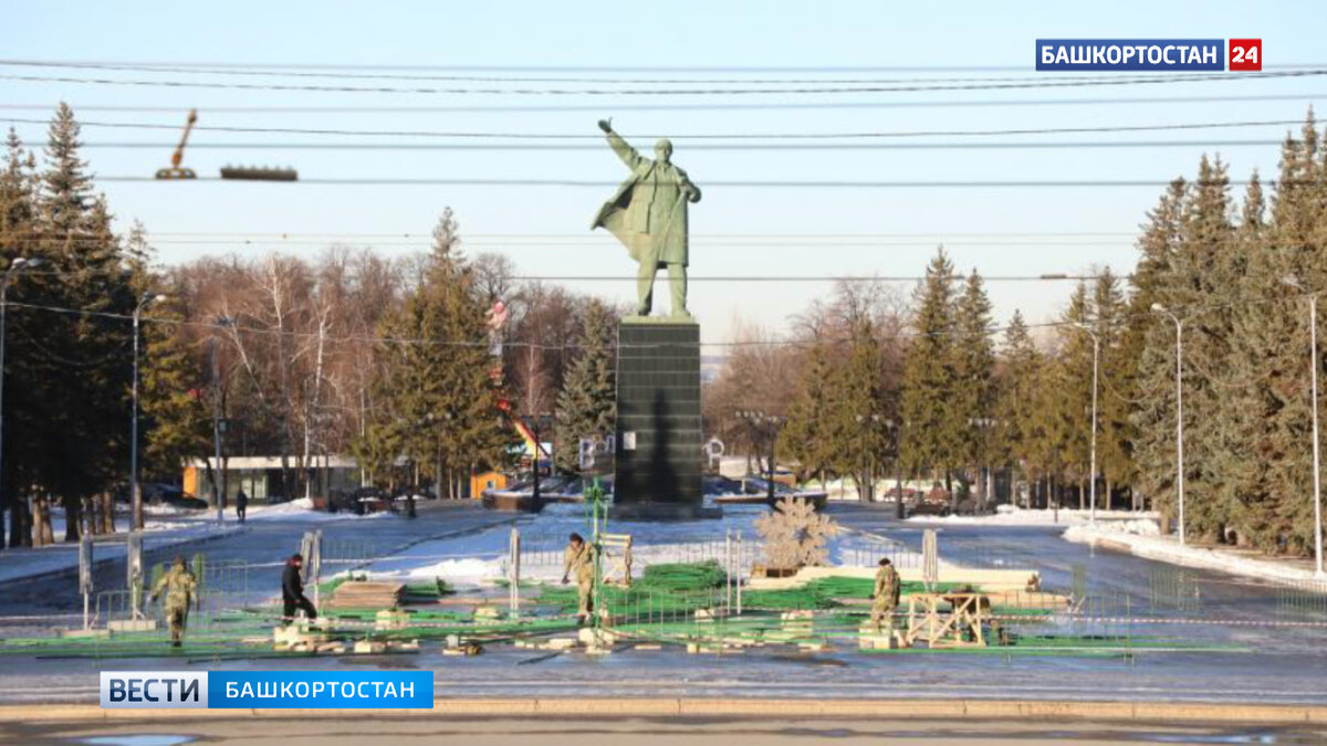    В Уфе на площади имени Ленина начали устанавливать пиксельную елку