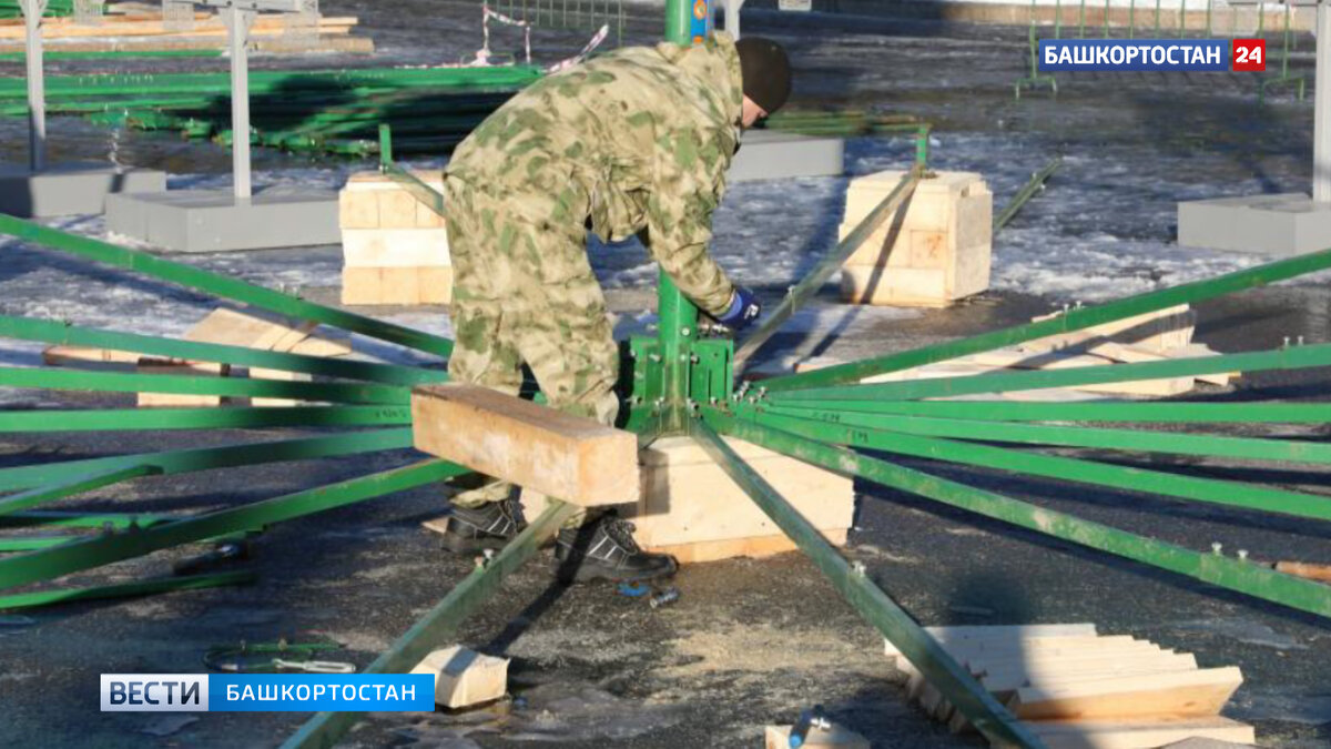    В Уфе на площади имени Ленина начали устанавливать пиксельную елку