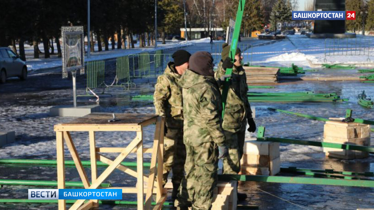    В Уфе на площади имени Ленина начали устанавливать пиксельную елку
