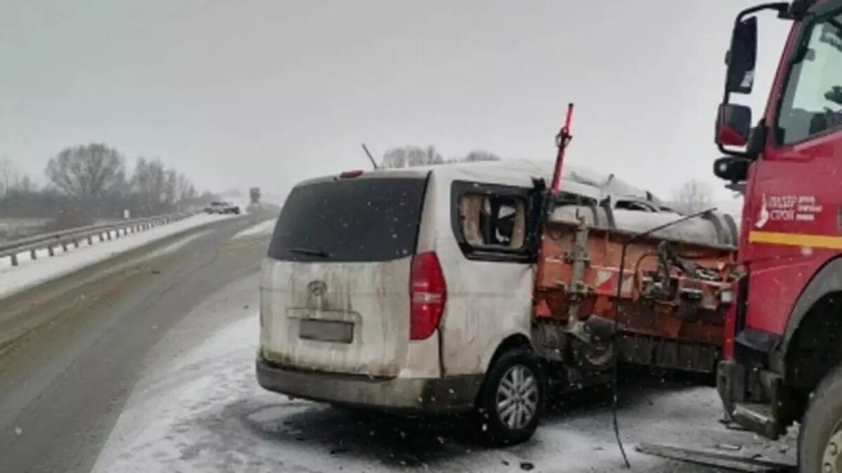     Трое человек пострадали в массовой аварии с волгоградским микроавтобусом в Рязанской области на заснеженной трассе, сообщает местное ГУ МВД.