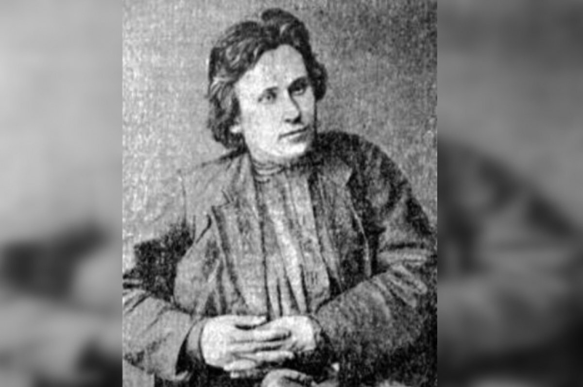    Яков Абрамов родился 21 октября 1858 года в Ставрополе-Кавказском в мещанской семье.