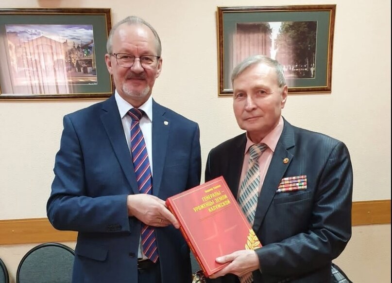 Евгений Владимирович Иванцов (слева) в школьном музее