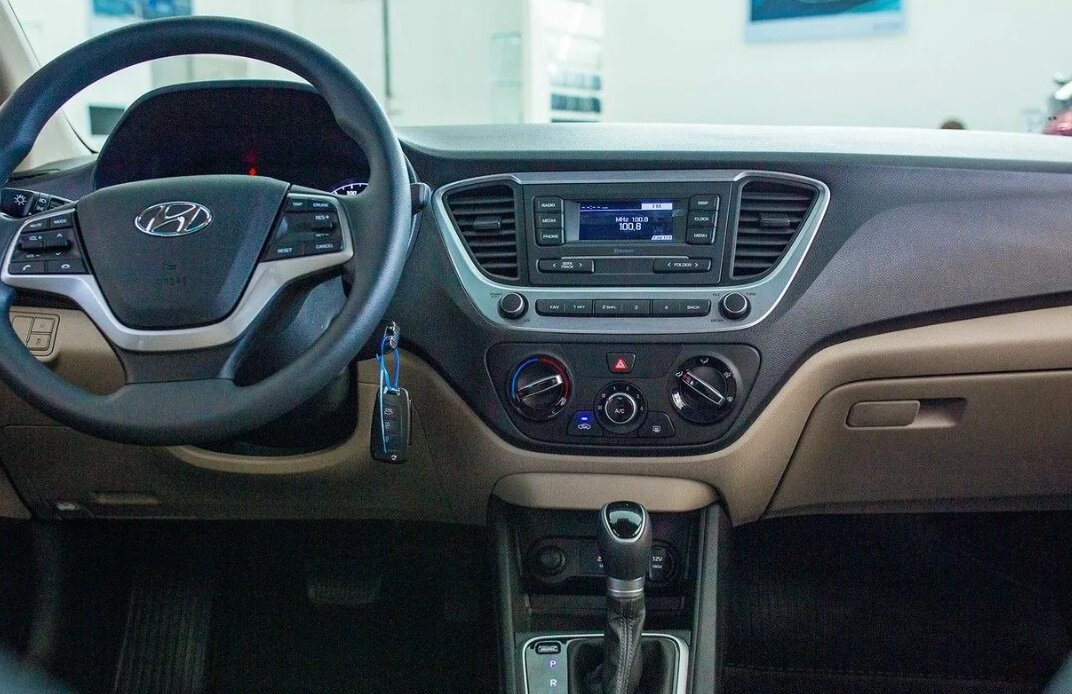 В России начали продавать Hyundai Solaris(Accent) из ОАЭ. Сколько стоит ...