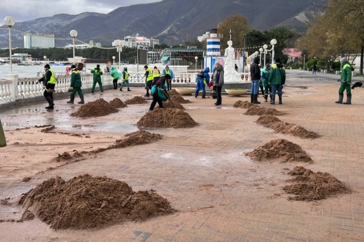    До конца дня в Геленджике действует штормовое предупреждение