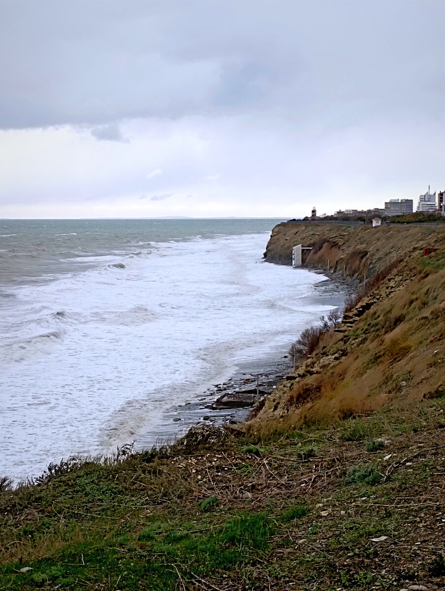На высоком берегу. Вниз невозможно спустится, волны доодят до скал