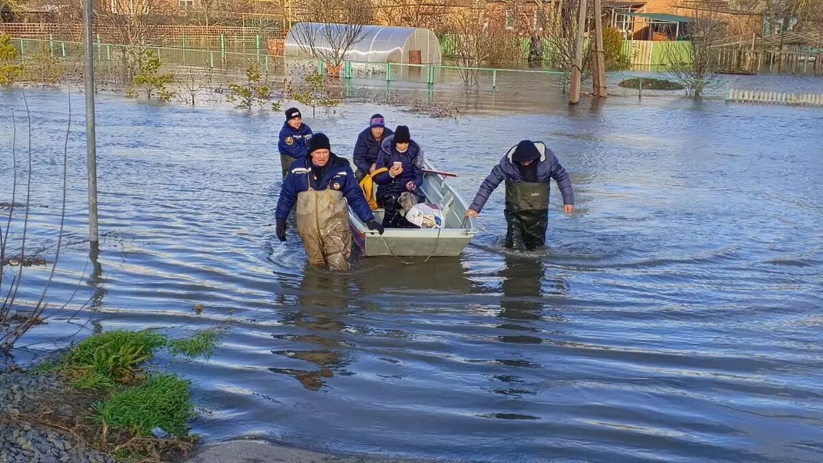     Сильный ветер в Ростовской области затихнет, вероятно, уже к вечеру 27 ноября, поскольку центр средиземноморского циклона уже прошел, сообщил RostovGazeta климатолог ЮФУ Александр Иошпа.