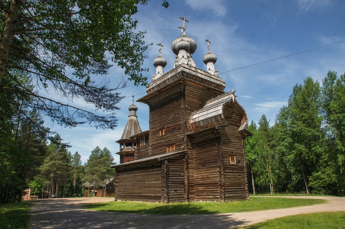 Удивительное мастерство русских зодчих поражает воображение. Церковь Вознесения Господня была построена в 1669 году в селе Кушерека Онежского района, а сейчас ее можно увидеть в Архангельском государственном музее деревянного зодчества и народного искусства "Малые Корелы"