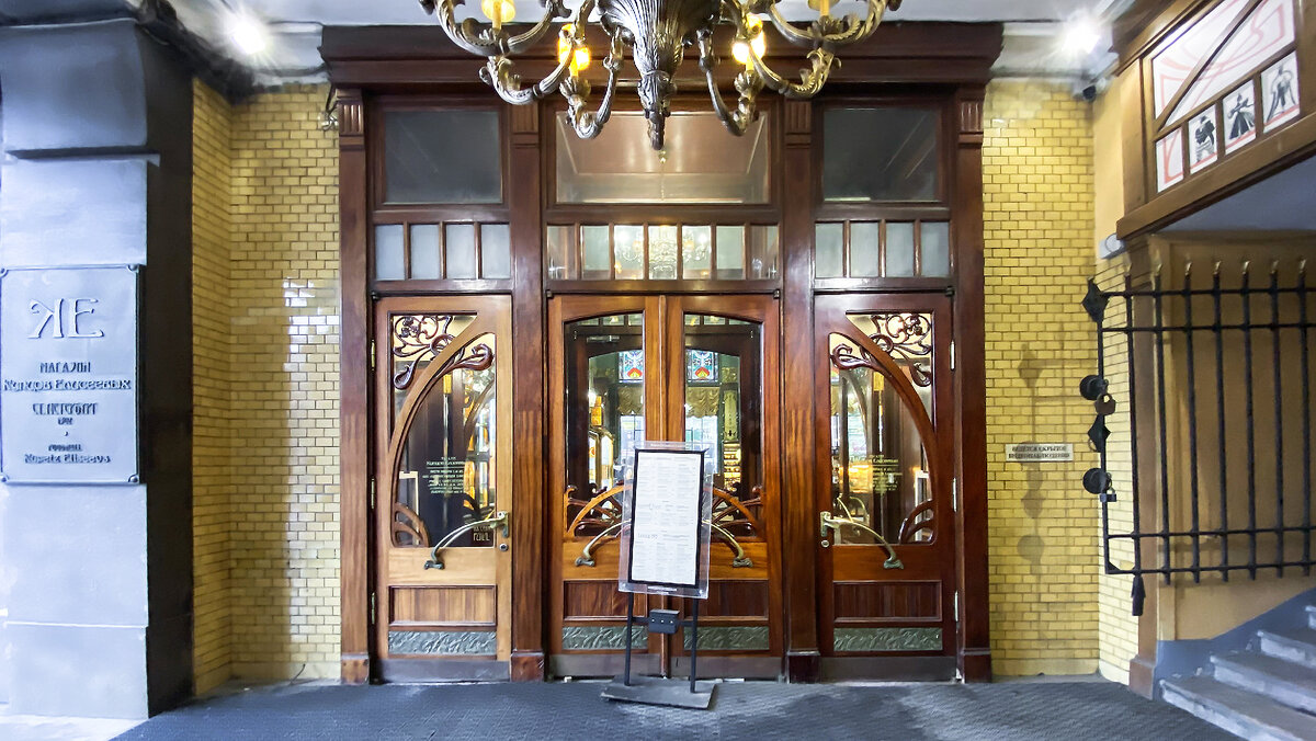 Оригинальные отделка плиткой "кабанчик" и входные двери 