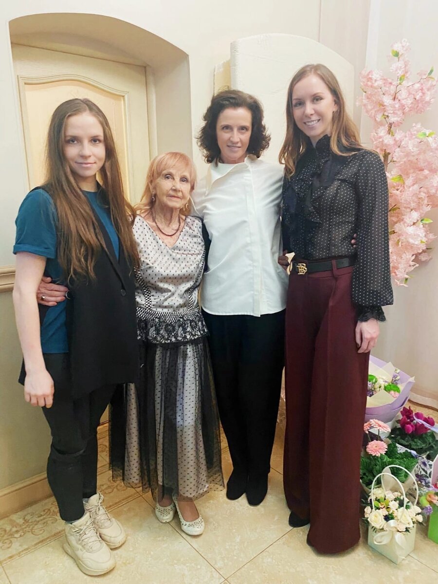 Нинель Иванова с воспитанницами в день своего 90-летия. Иллюстрация: из личного архива