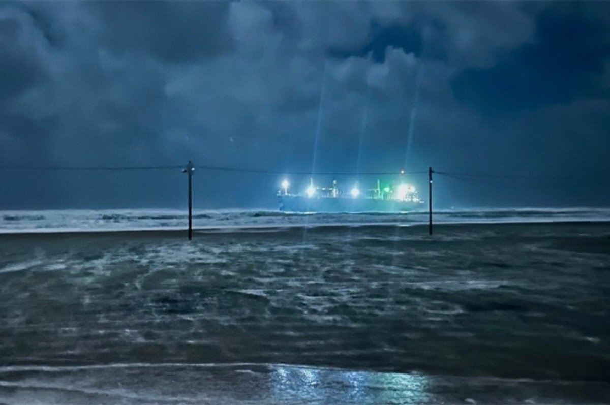    Владелец севшего на мель сухогруза в Анапе не выходит на связь