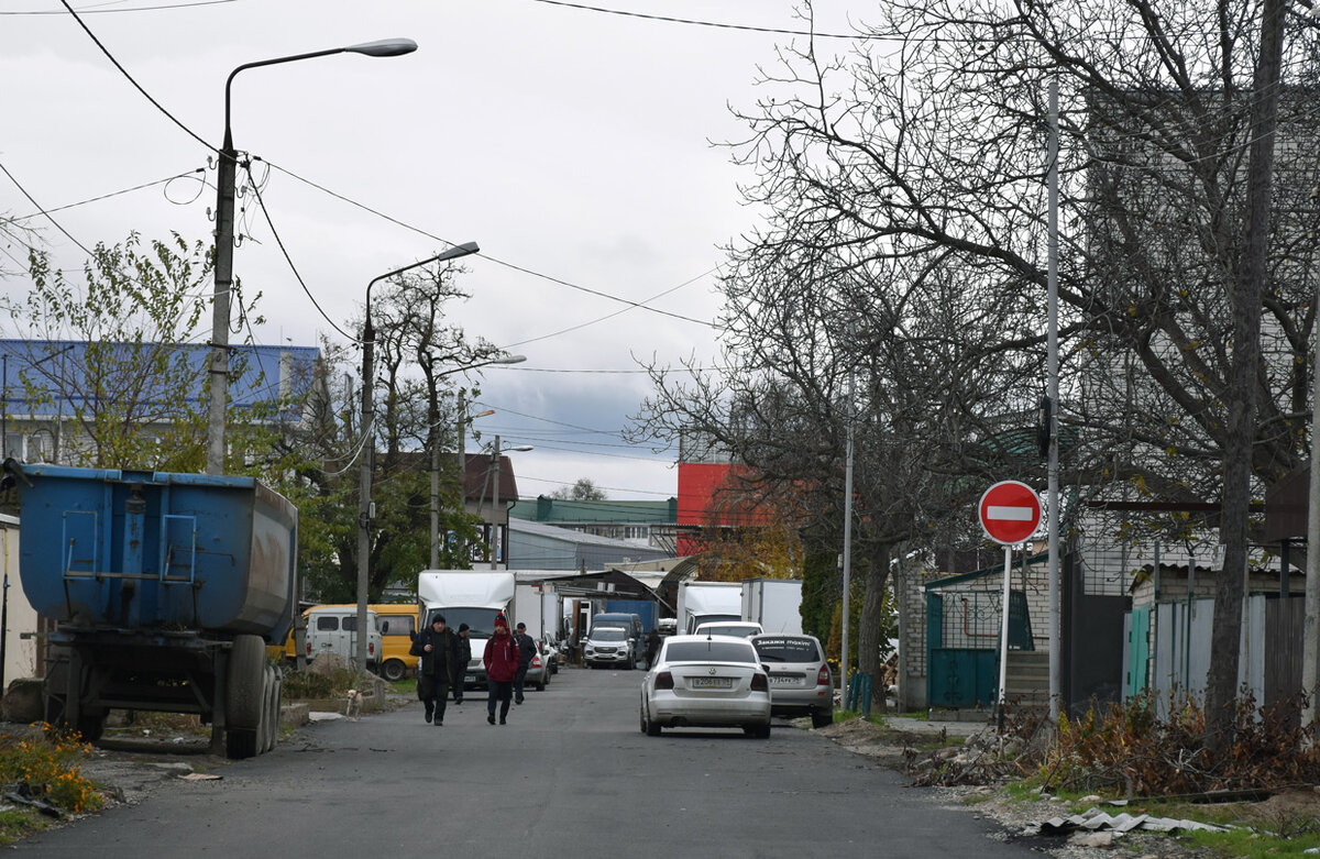 Улица Куйбышева упирается в колхозный рынок. Фото Светланы ОСЕЦКОЙ.