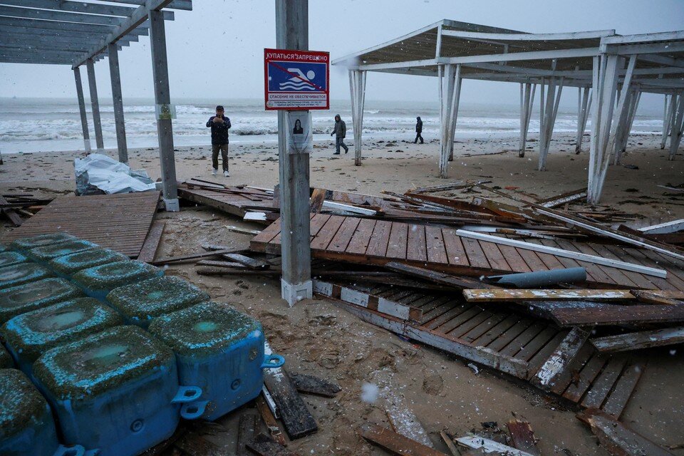    Последствия сильного шторма на пляжах Евпатории, Крым. REUTERS