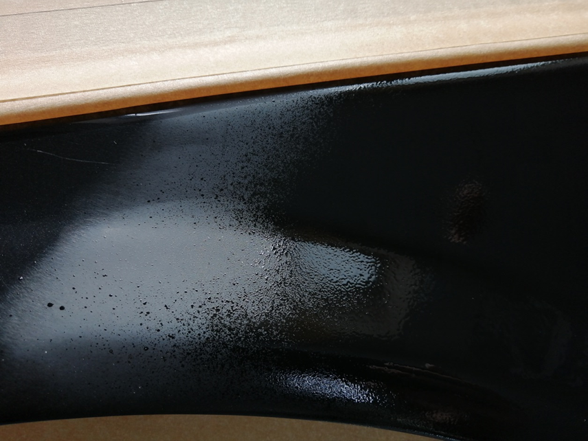 Базовая эмаль лежит строго на заматированном участке.