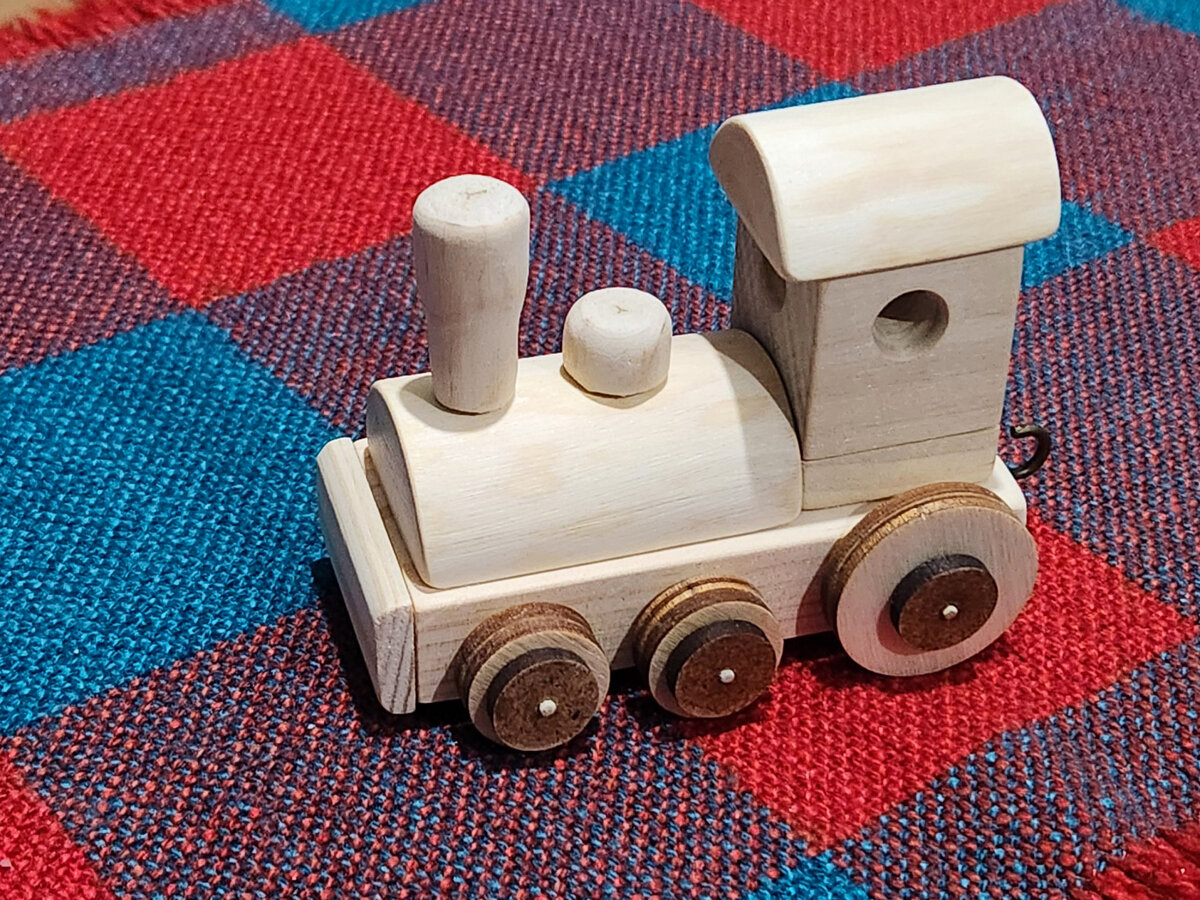 Как сделать своими руками поделку, игрушку из дерева паровоз, поезд?