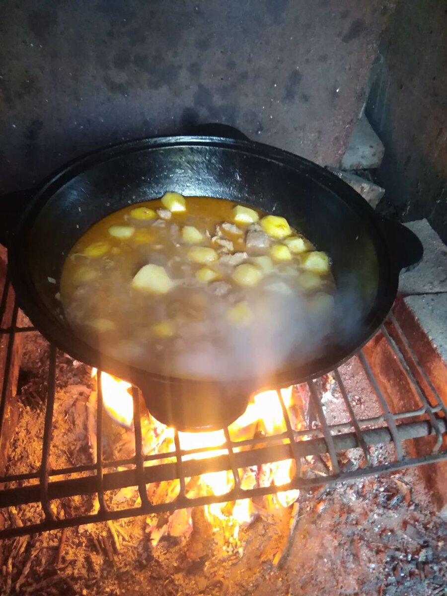 Казан на костре.