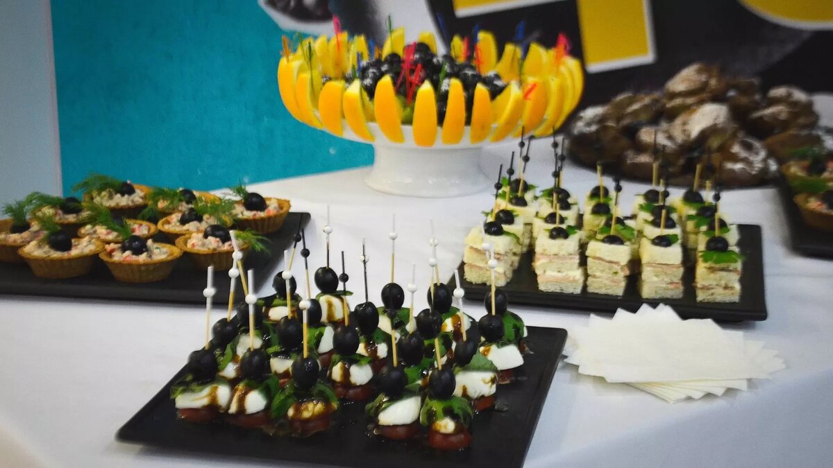     Волгоградская областная дума выделяет 900 тысяч рублей на организацию фуршетов, сообщает издание «НовостиВолгограда.ру» со ссылкой на сайт госзакупок.