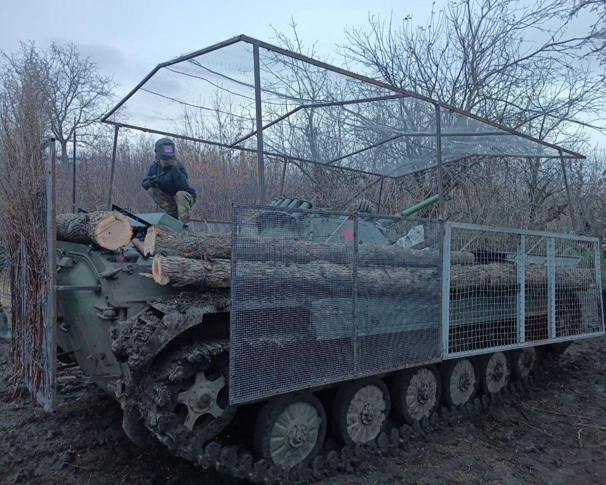 На СВО показали БМП-2, получившую в качестве дополнительной защиты бревна и  решетки | OVERCLOCKERS.RU | Дзен