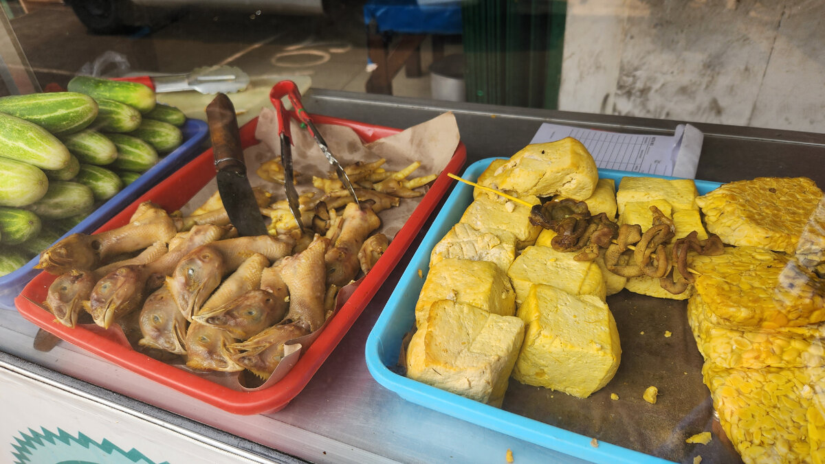 Голова или лапки? Уличная еда Индонезии потрясает разнообразием