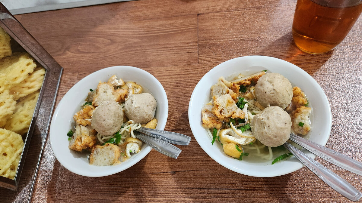 Обед на двоих за 300 рублей.  Лапшичная Bakso Jawi Bu Miyar в Джокьякарте