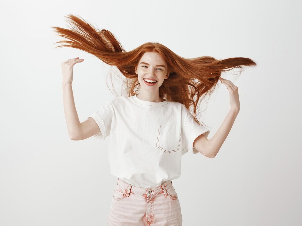    Рыжеволосая девушка © Фото : Freepik/Seva Levitsky