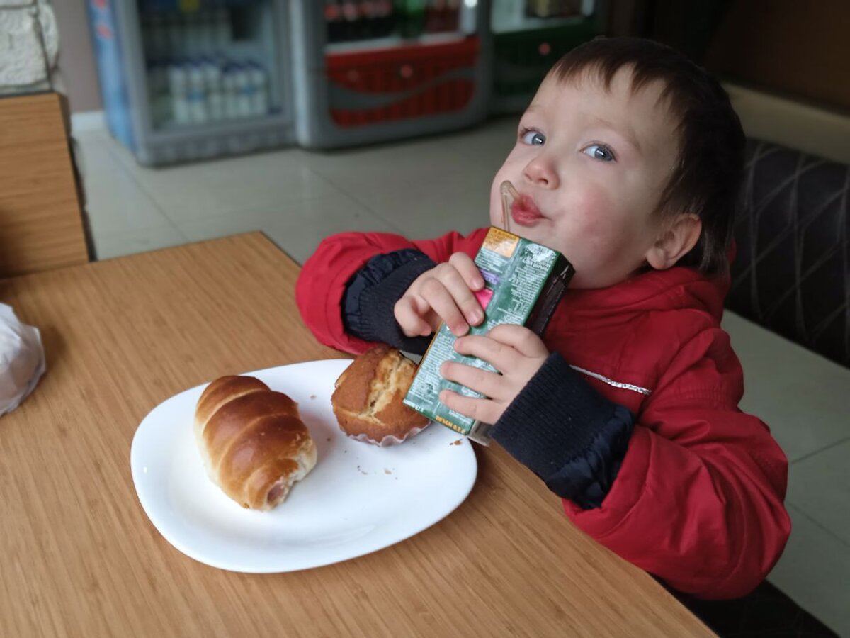 Бамбатик кушает и пьет, кушает и пьет...