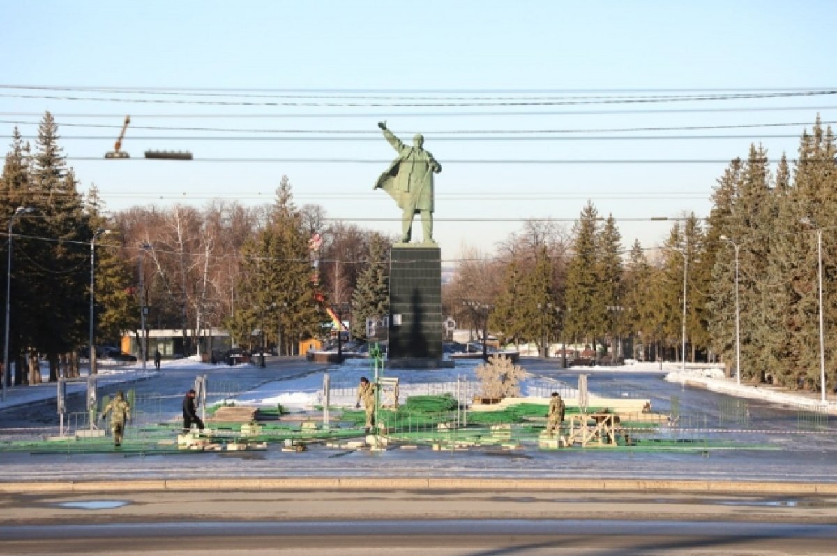    В Уфе начали собирать пиксельную елку на Горсовете