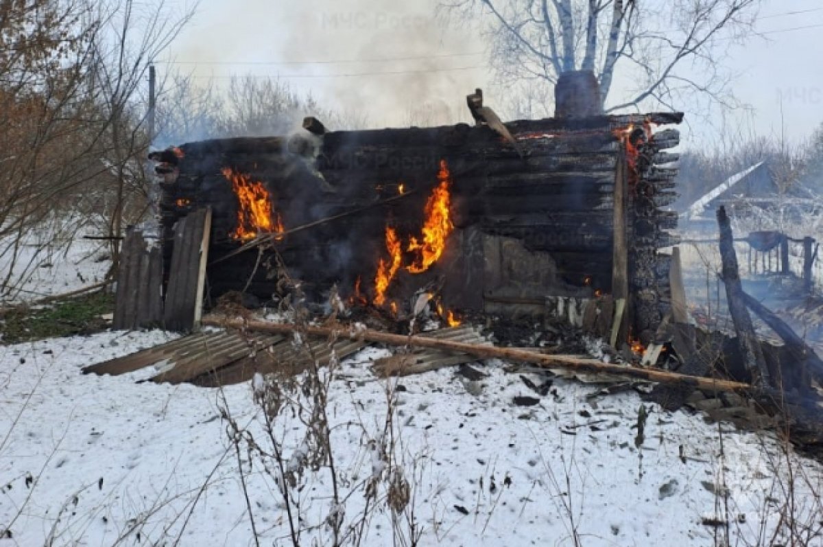    Два человека погибли на пожаре в Почепском районе Брянщины утром 27 ноября
