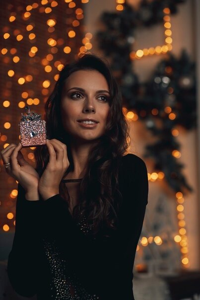 Развитие  Книга — самый лучший подарок на все времена. А книга, которая расширяет горизонты, подарок с двойным комбо. Если вы знаете, что ваш знакомый не силен в планировании или хочет познать тонкости экономики, то выбирайте соответствующее издание. Ну а для любителей волшебства идеальным подарком будет книга "Чудеса в рождественскую ночь". 

Развитие — это еще и про тело и отношение к себе. Для тех, кто с 1 января собирается заняться спортом, прекрасным мотиватором могут стать напольные весы. А, может быть, человек давно хотел научиться читать карты Таро? Тогда дарите красивую колоду: пусть в Новом году появятся новые увлечения!