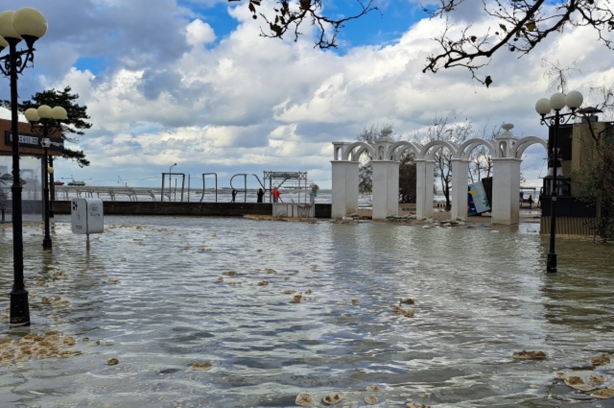    Залило всю набережную.