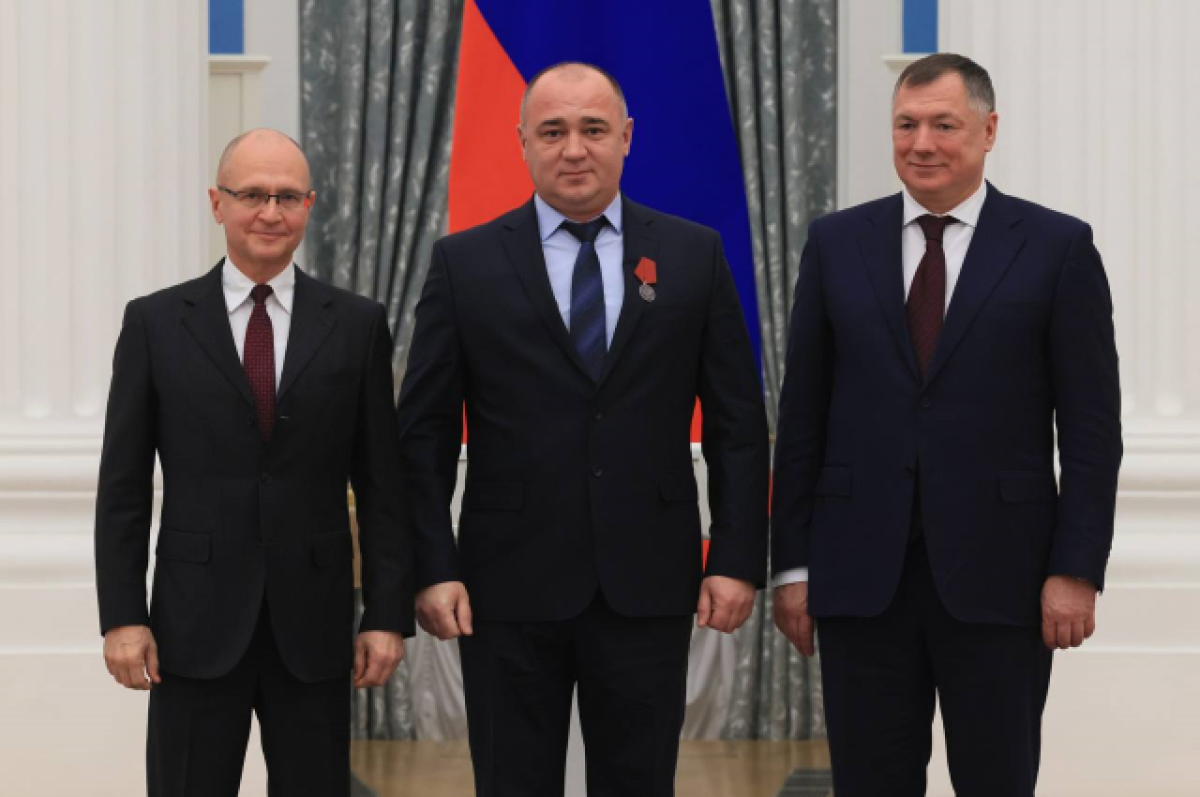    Сергей Довгалюк (в центре) с наградой