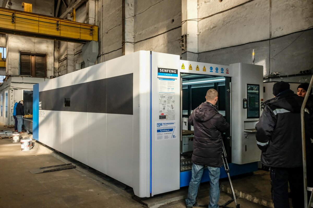 Лазерные установки SF6015H4 с защитой кабинетного типа и системой сменных столов