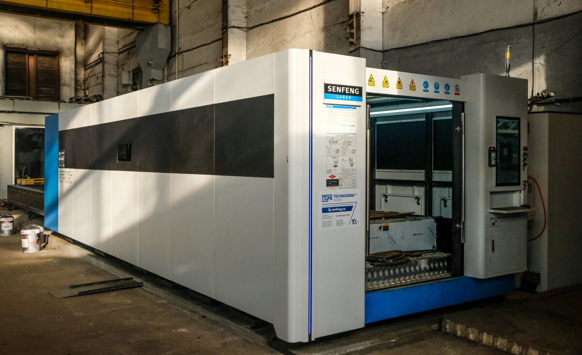 Лазерные установки SF6015H4 с защитой кабинетного типа и системой сменных столов
